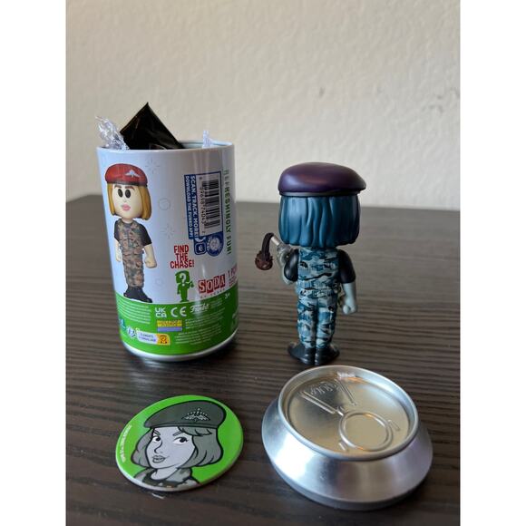 LE ONLY 800 PIECES EXCLUSIVE CHASE B&W Robin Buckley Stranger Things Funko Soda - Picture 2 of 2